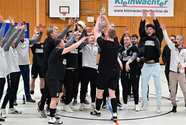 Die Seniorenfußballer des FC 26 Erkenschwick jubelten bei der Stadtmeisterschaft in der Halle.