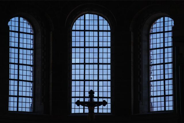 Ein blauer Himmel strahlt durch Kirchenfenster.