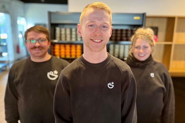 Leon Siebel arbeitet als stellvertretender Leiter der Pottsalat-Filiale an der B1 in Dortmund. Zum Team gehören auch Lisa Rochfalski und Ivan Vukoja (l.).