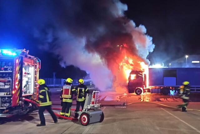 Mehrere Lkw brannten am Dienstagabend am Zentrallager von Edeka in Oberhausen.
