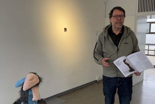 Museumsdirektor Georg Elben präsentiert die neue Ausstellung in der Martin-Luther-King-Schule – hier den „Fake Habakuk“.