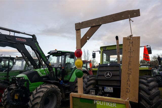 Mit einem Galgen, an dem eine Ampel montiert ist, die den Mittelstand aufhängt, protestieren Landwirte bei einer Kundgebung des Bauernverbandes gegen die Sparpläne der Bundesregierung.