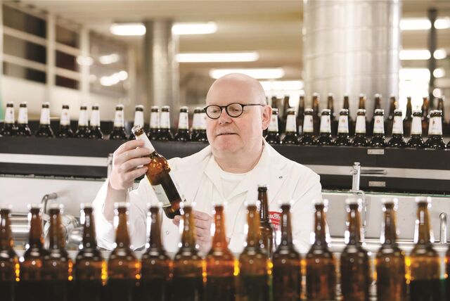 Ein Mann füllt Bier ab