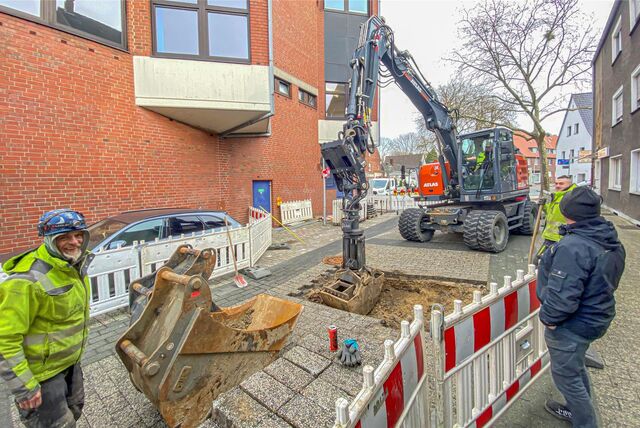 Ein Bagger auf der Heibeckstraße in Datteln.