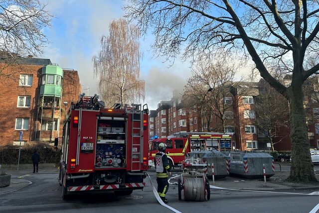 Feuerwehr steht an der Uhlandstraße in Dortmund.