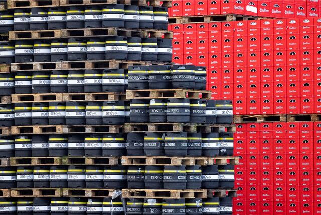 Bierfässer und Bierkästen auf dem Betriebsgelände der König-Pilsener-Brauerei in Duisburg: Das Wasser für das kühle Blonde stammt aus Haltern.