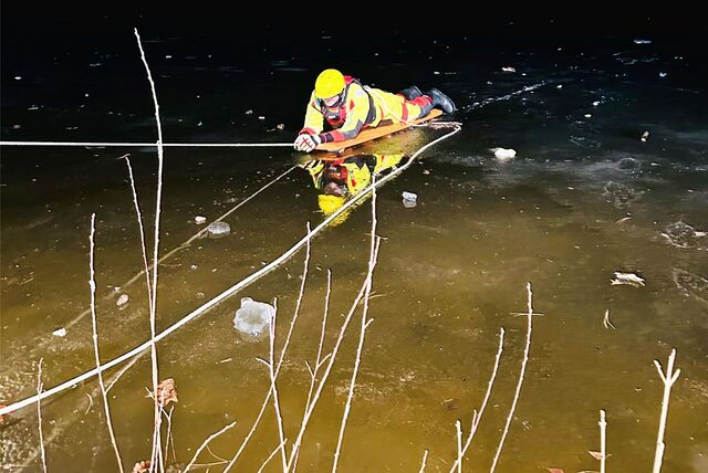 Feuerwehr Recklinghausen Eisrettung auf dem Teich im Südpark