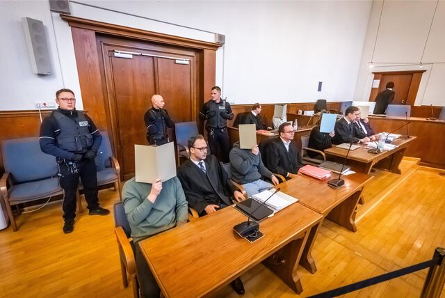 Die angeklagten Polizistinnen und Polizisten am dritten Prozesstag im Sitzungssaal des Landgerichts Dortmund.