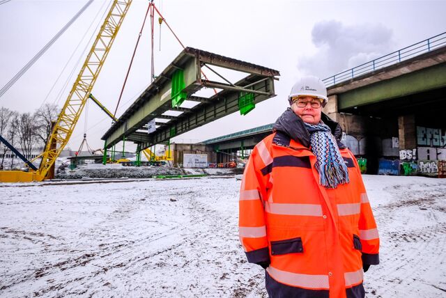 Carola Ziebs steht vor dem schwebenden Brückenteil an der A43 in Recklinghausen