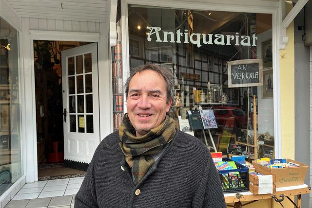 Peter Joemann steht in seinem Antiquariat.