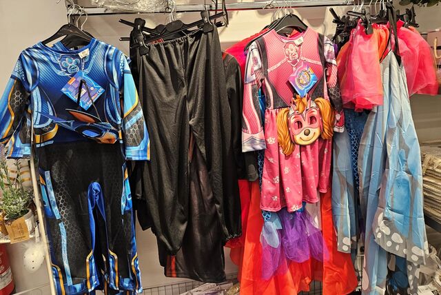 Kostümauswahl von bunten Karnevalsoutfits im Marler Stern