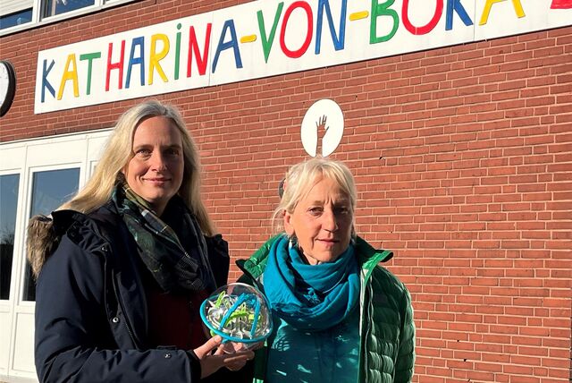 Nicole Peters und Vivi Klapheck vor dem Namensschild Katharina-von-Bora-Schule
