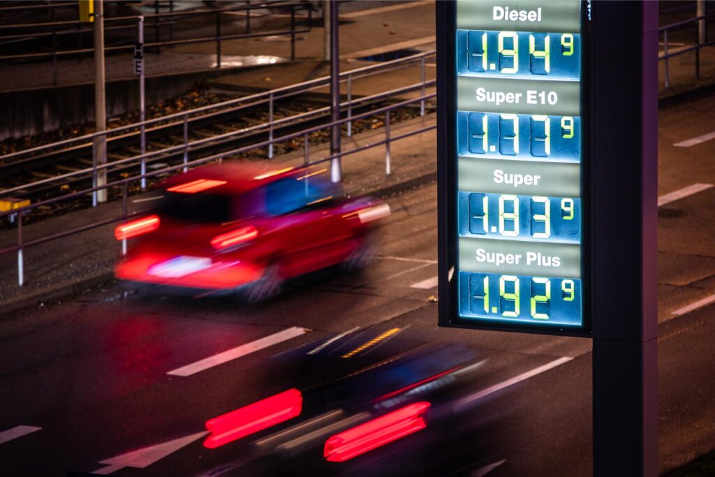 Ein Auto fährt an einer Tankstelle vorbei. Ein Auto fährt an einer Tankstelle vorbei.