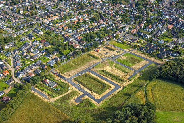 Ein Lageplan des Neubaugebietes Zum Nesberg, in rot und blaut sind die Straßen gekennzeichnet, die einen Namen benötigen.