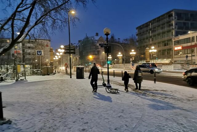 Am frühen Mittwochabend reichte die dünne Schneedecke an der Möllerbrücke aus, um einen Schlitten zu nutzen.