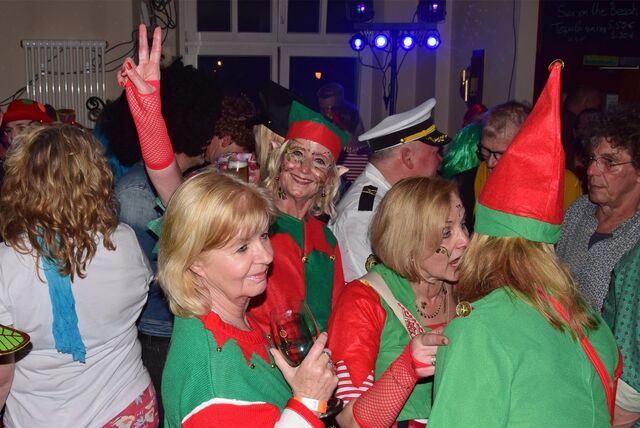 Menschen feiern Karneval im Café Zentral in Haltern