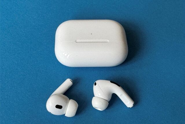 AirPods von Apple auf einem blauen Hintergrund