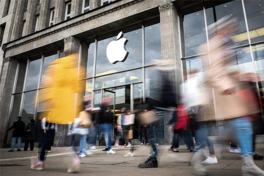 Menschen vor einem Apple-Store. Menschen vor einem Apple-Store.