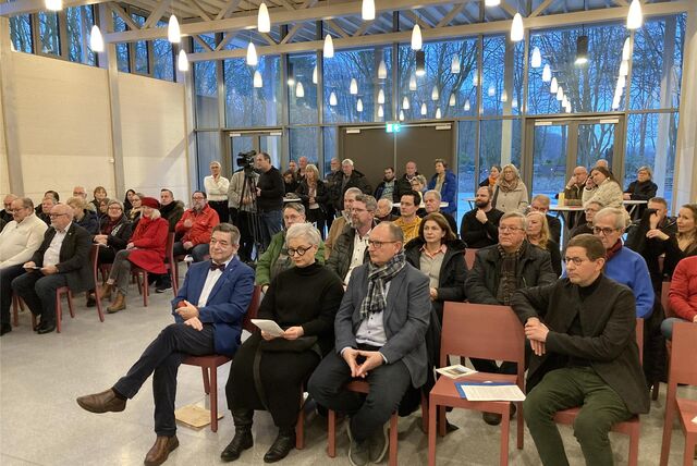 Zahlreiche Gäste nehmen an der würdevollen Eröffnung der Trauerhalle auf dem Marler Hauptfriedhof an der Sickingmühler Straße teil.