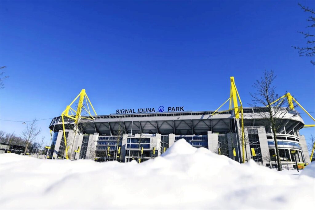 „Schönstes Stadion der Welt am 18. Januar 2024", schreibt Andrea Ahlgrimm zu dem verschneiten Signal Iduna Park.