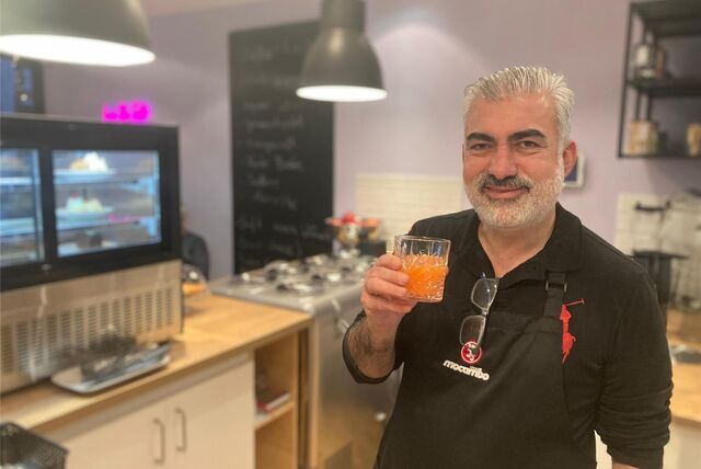 Inhaber Ercan Kamisli steht im Cafe Hermanns an der Kleppingstraße in Dortmund.