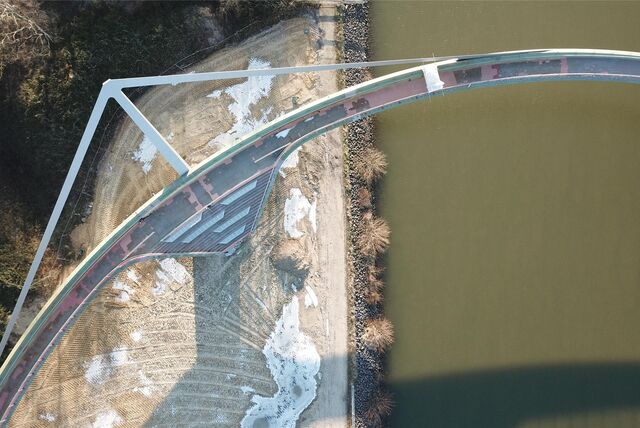 Der Sprung über die Emscher überspannt den Fluss und den in Castrop-Rauxel zum Teil parallel verlaufenden Rhein-Herne-Kanal als Brücke für Fußgänger und Radfahrer.
