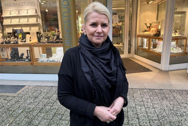Eine Frau steht vor ihrem Geschäft in der Dattelner Innenstadt.