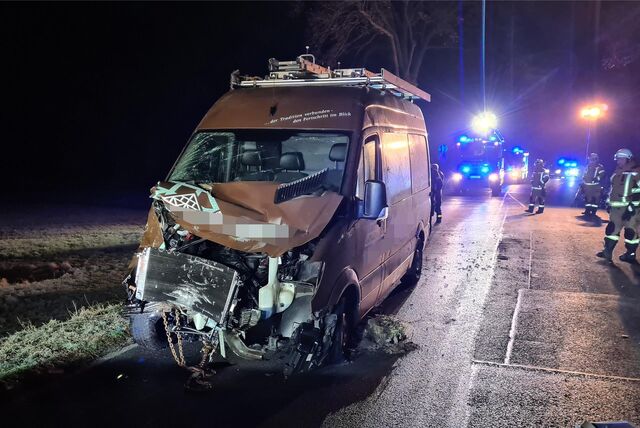 Nach Unfall demolierter Transporter