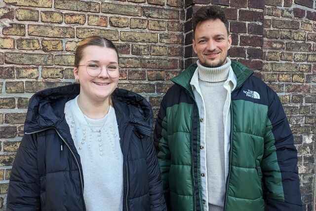 Paul Tüshaus, einer der Geschäftsführer der Dorstener Drahtwerke, mit Amelie Kötters, die gerade ihre Ausbildung zur Industriekauffrau abgeschlossen hat.