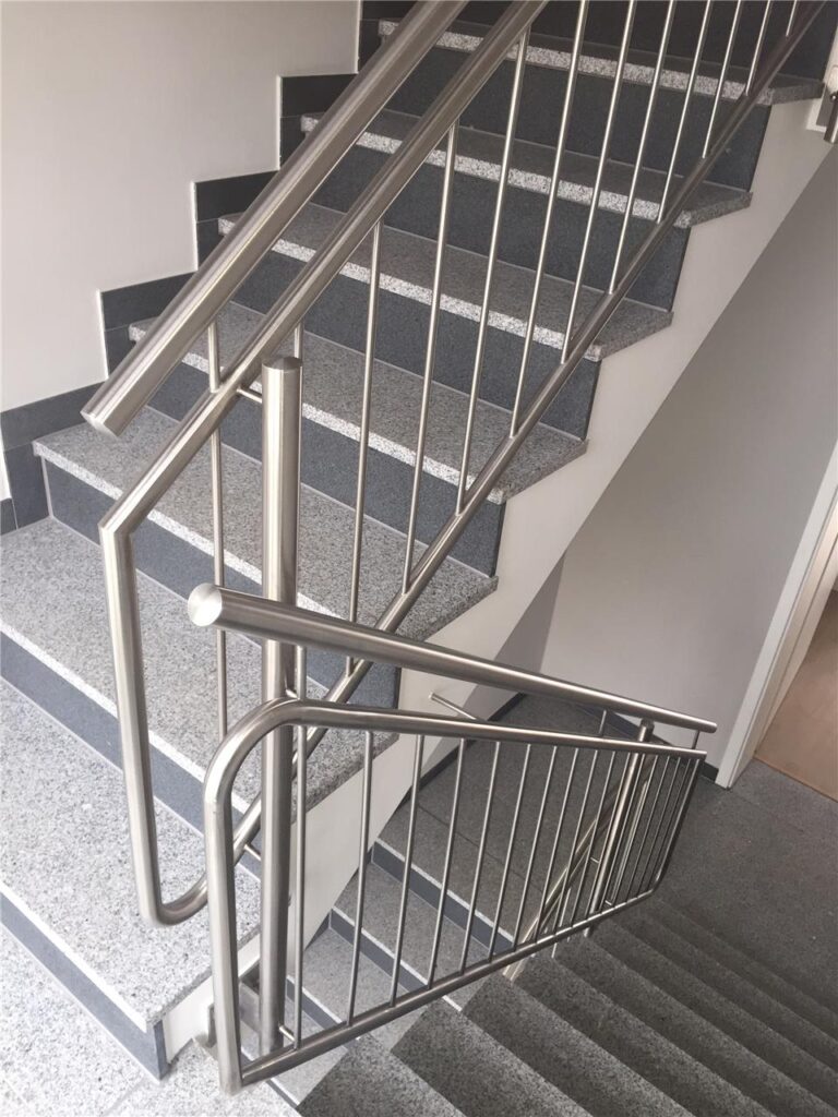 Treppenhaus mit Metallgeländer