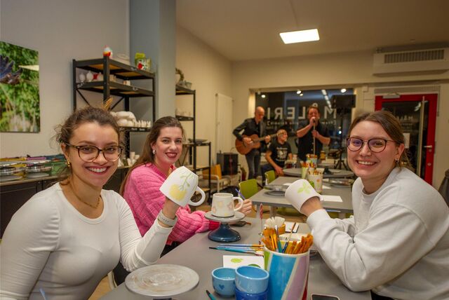 Frauen mit selbst bemalten Tassen