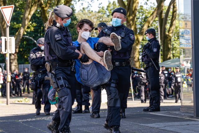 Viele Demonstranten blieben auf der B1 sitzen, bis die Polizei sie wegtrug.