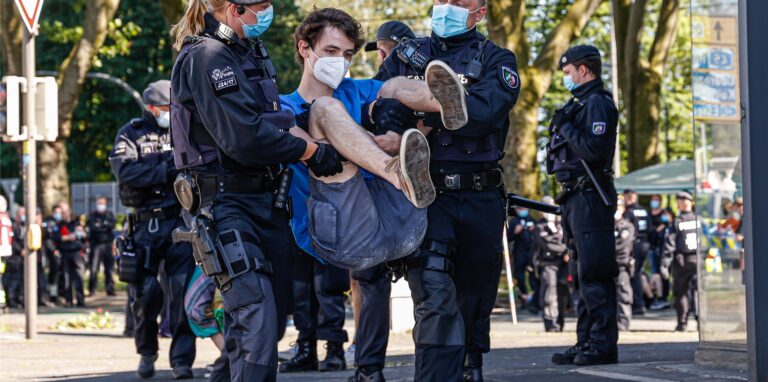 Viele Demonstranten blieben auf der B1 sitzen, bis die Polizei sie wegtrug.