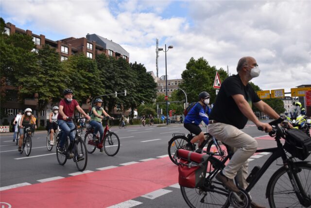 Fridays for Future war am Freitag (6.8.) auf Fahrrädern für das Klima unterwegs.