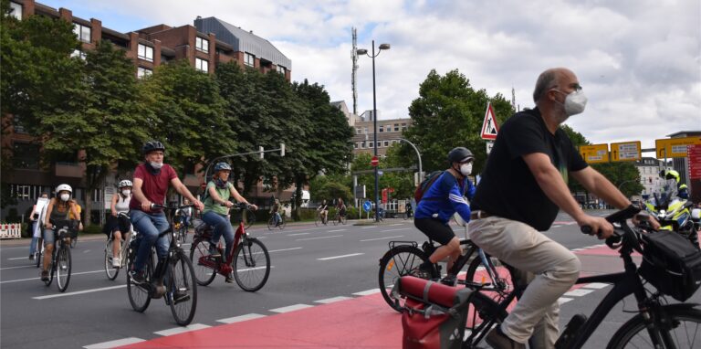 Fridays for Future war am Freitag (6.8.) auf Fahrrädern für das Klima unterwegs.