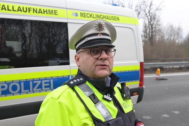 Ein uniformierter Polizist steht auf der A2 bei Recklinghausen-Ost und blickt in die Kamera.