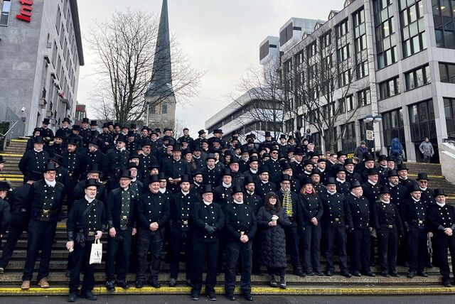 Rund 150 Schornsteinfegerinnen und Schornsteinfeger versammelten sich zum gemeinsamen Foto an der Katharinentreppe in der Dortmunder Innenstadt.