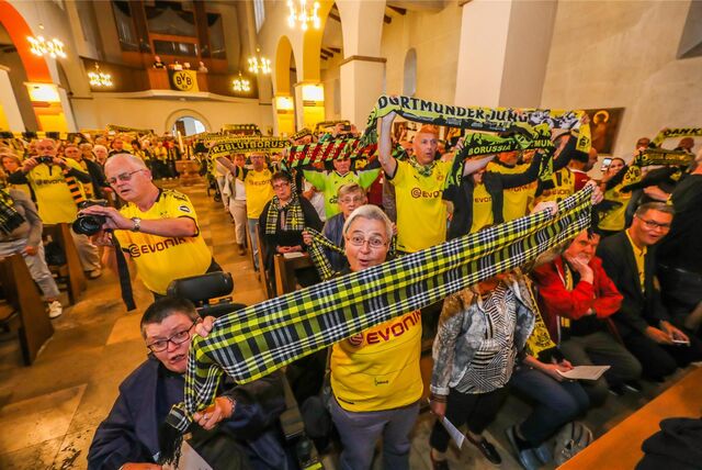 Zu besonderen Anlässen – etwa kurz vor dem Bundesliga-Start – gibt es in der Dreifaltigkeitskirche schwarz-gelbe Gottesdienste. Nun wird das Haus offiziell „BVB-Gründerkirche“.