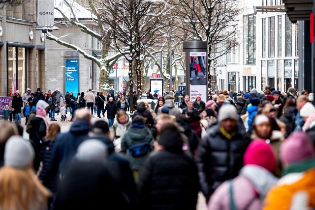 Passanten gehen während des verkaufsoffenen Sonntags durch die Innenstadt.