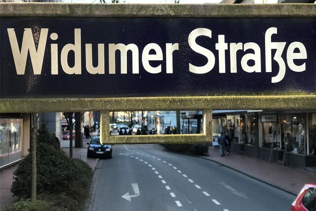 Zu sehen ist ein Straßenschild in Castrop-Rauxel mit der Aufschrift Widumer Straße.