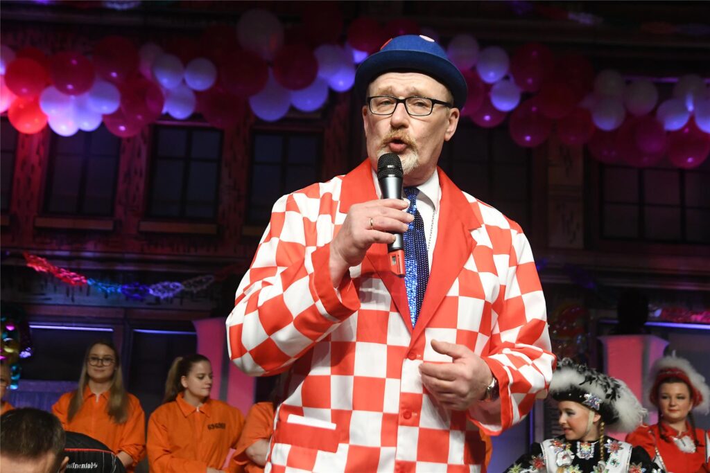 Beim Kinderkarneval des CCCS Rot-Weiß ist Onkel Ralli zusammen mit Martin der Mann auf der Bühne, der durch das unterhaltsame Programm führt. Bis zu 1000 Kinder feiern in der Europahalle Jahr für Jahr mit. Beim Kinderkarneval des CCCS Rot-Weiß ist Onkel Ralli zusammen mit Martin der Mann auf der Bühne, der durch das unterhaltsame Programm führt. Bis zu 1000 Kinder feiern in der Europahalle Jahr für Jahr mit.