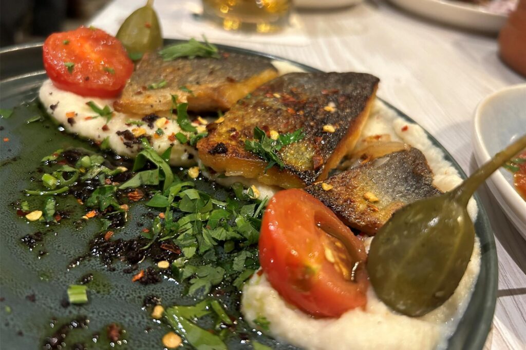Tsipoúra Filéto - gebratenes Doradenfilet mit Sellerie-Püree. Ein sehr stimmiges Gericht, auf den Punkt gegart. Tsipoúra Filéto - gebratenes Doradenfilet mit Sellerie-Püree. Ein sehr stimmiges Gericht, auf den Punkt gegart.