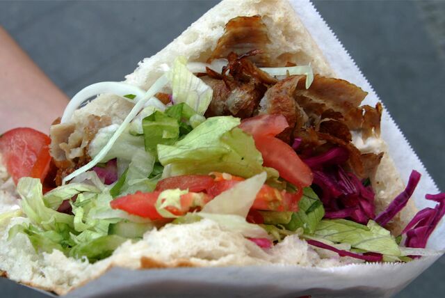 Eine Dönertasche mit Fleisch und Salat Dönertasche