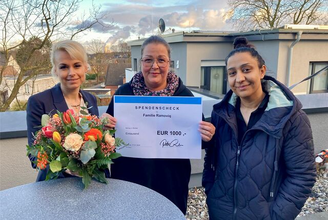Einen Spendenscheck und Blumen überreichen Amarigo-Geschäftsführerin Sonja Koschek (l.) und Teamleiterin Anika Borowski an Lejla Ramoviq (r.).