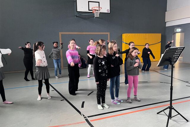 Die Kinder der OGS an der Harkort Grundschule stehen in der Turnhalle.