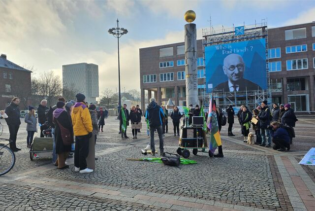 53 Aktivisten trafen sich am Freitag (19.1.) auf dem Friedensplatz und demonstrierten für mehr Klimaschutz.