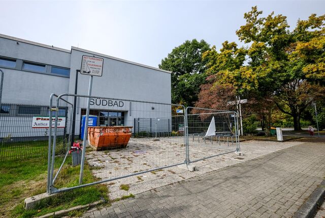 Blick auf das Südbad in Recklinghausen mit Bauzaun.