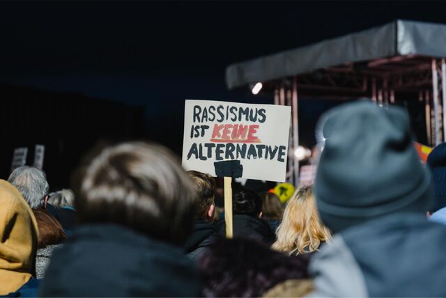 1500 Teilnehmer waren in der Spitze bei der Demo gegen Rechts am Rathaus Castrop-Rauxel.