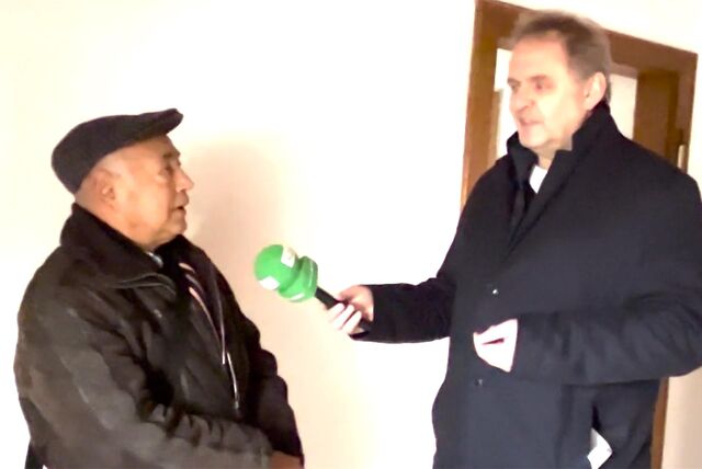 Im Gespräch mit Ralf Wiethaup (RZ, l.) erzählt Niza Mettin Gül über die letzten Monate.