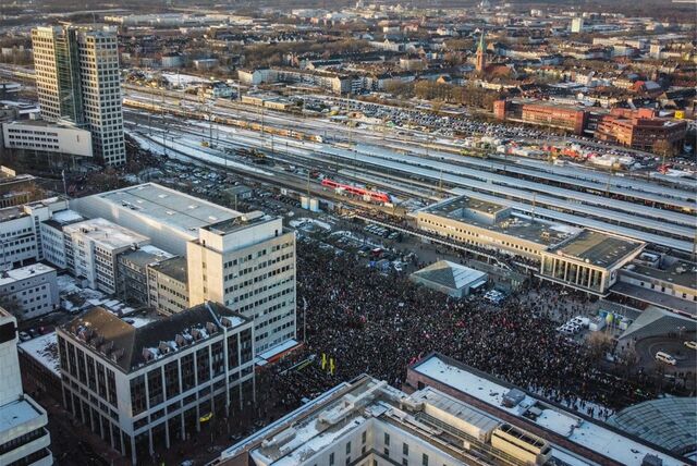 30.000 Menschen sind am 20. Januar in die Dortmunder City gekommen, um gegen rechts zu demonstrieren. Diese Drohnen-Aufnahme zeigt nur einen Ausschnitt der Kundgebung.
